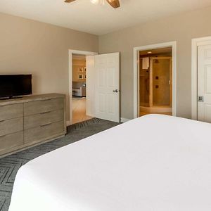 Two-Bedroom Luxury Apartment Two King Beds One Queen Murphy Bed Non-Smoking